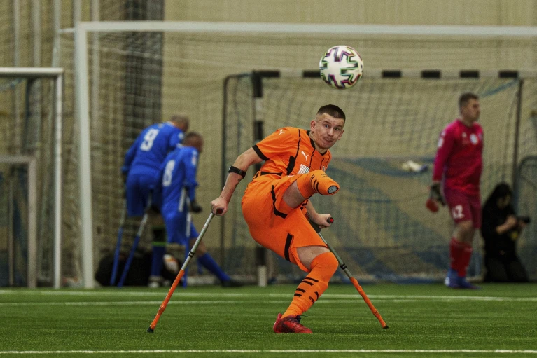 Футболіст Шахтаря Сталеві грає в матчі проти МСК Дніпро під час першого футбольного турніру для поранених у війні ампутованих кінцівок у Києві, Україна, 11 січня 2025 року